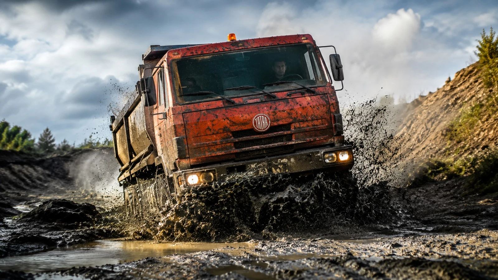 Tatra v terénu Nákladní Tatra 815 brodící se blátem v terénu při off-road zážitku - zážitkové jízdy 2026 - fman.cz